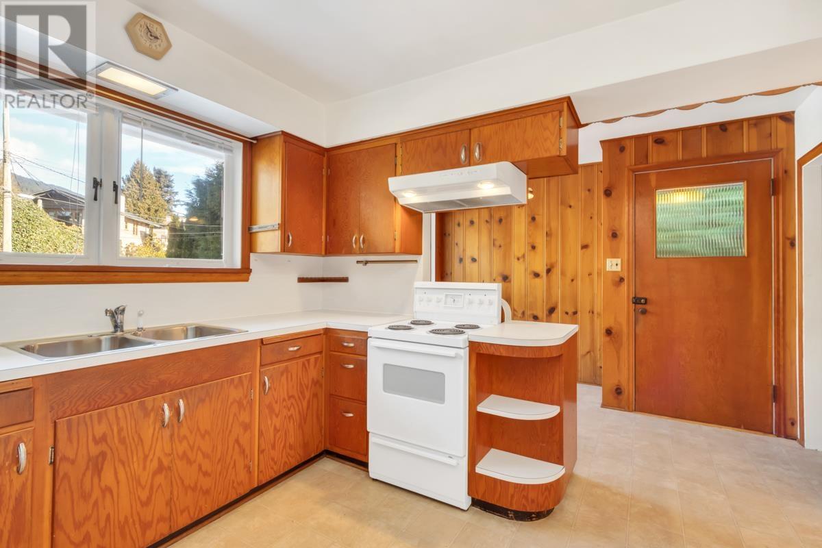 Photo 7 of 4386 Erwin Drive, West Vancouver BC