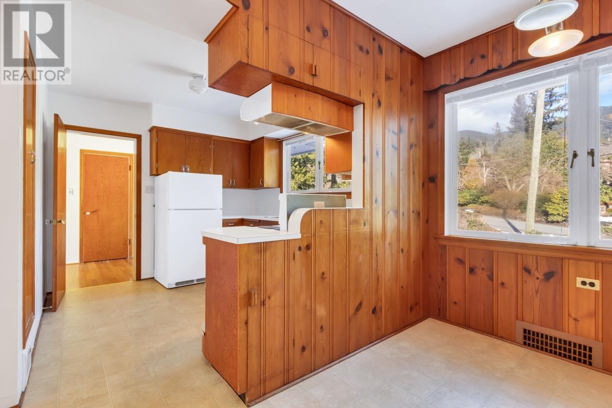 Photo 1 of 4386 Erwin Drive, West Vancouver BC