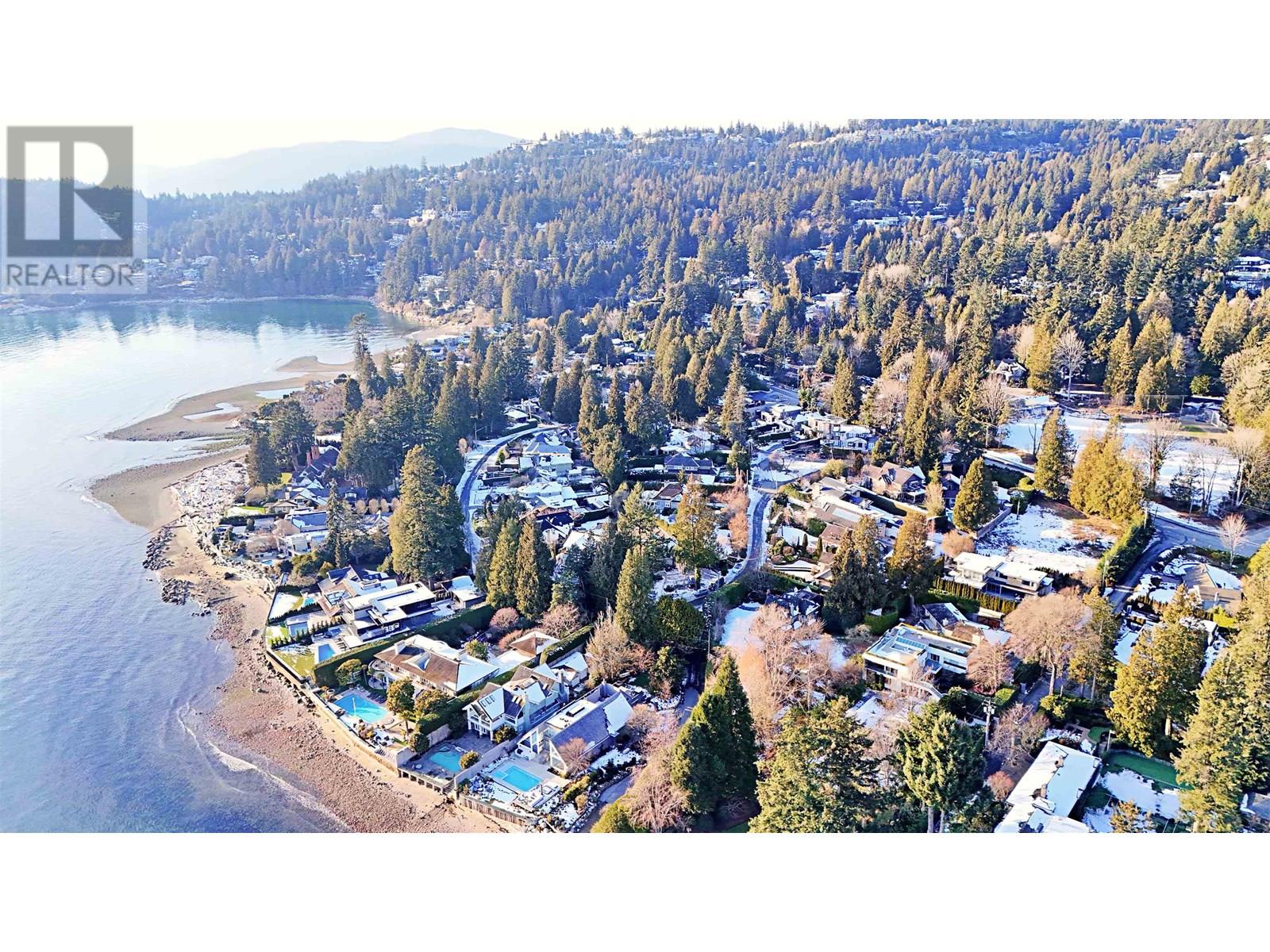 Photo 2 of 4386 Erwin Drive, West Vancouver BC