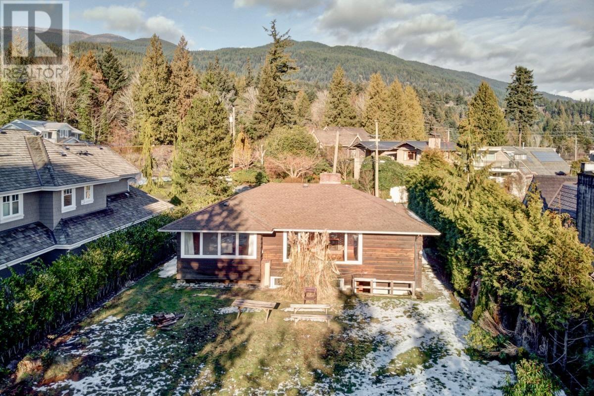 Photo 11 of 4386 Erwin Drive, West Vancouver BC