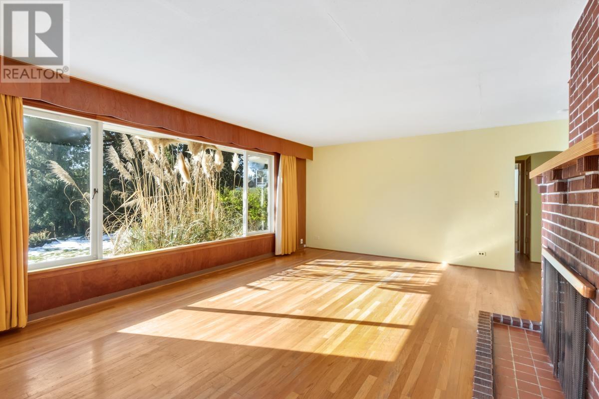 Photo 12 of 4386 Erwin Drive, West Vancouver BC