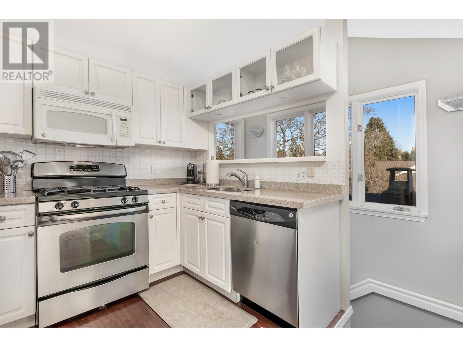 Photo 14 of 2814 W 3rd Avenue, Vancouver BC