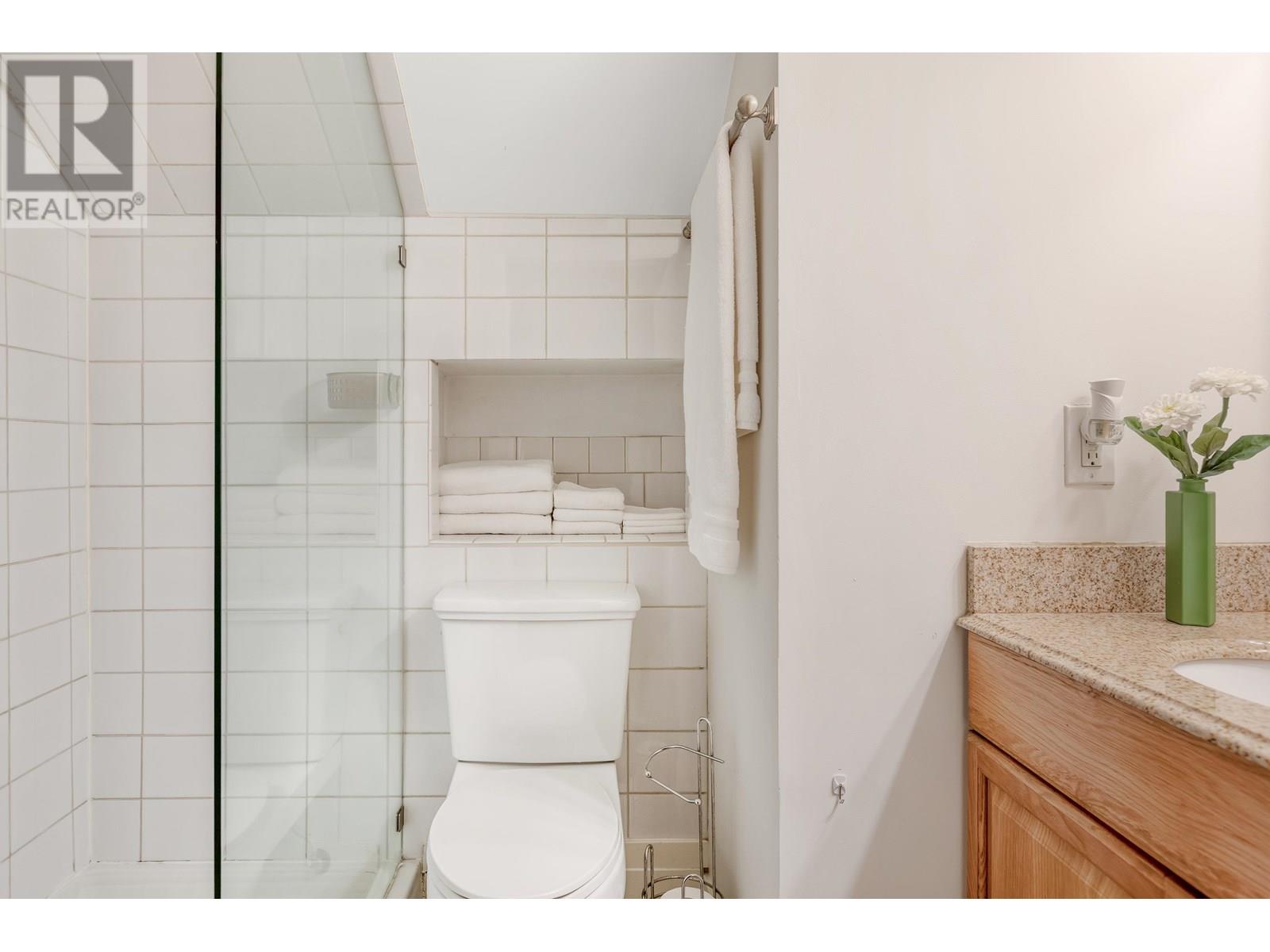 Photo 5 of 2814 W 3rd Avenue, Vancouver BC