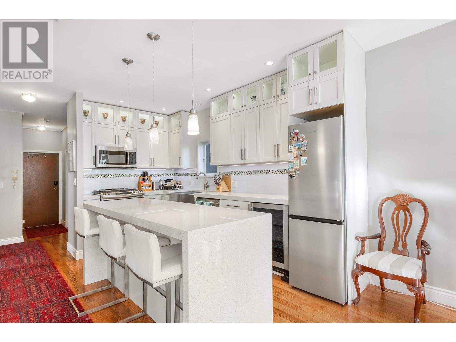 Photo 4 of 2814 W 3rd Avenue, Vancouver BC