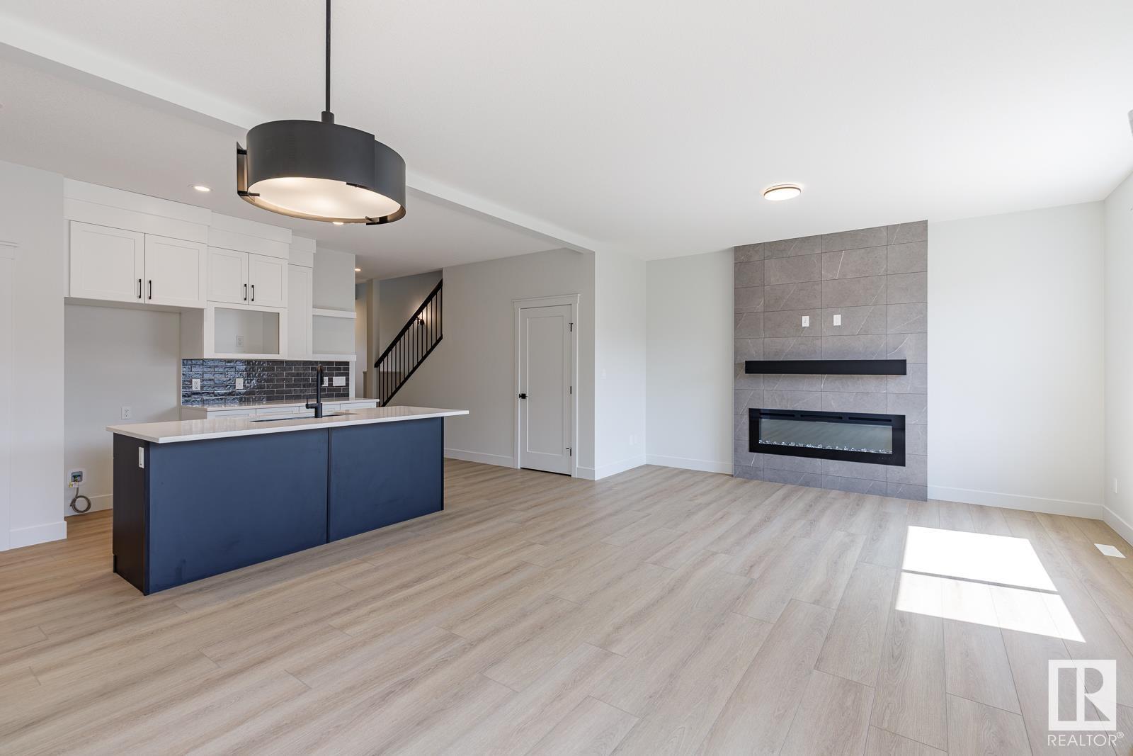 Photo 3 of 15679 18 Av Sw, Edmonton AB
