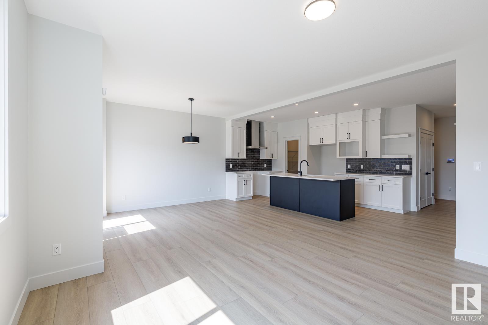 Photo 9 of 15679 18 Av Sw, Edmonton AB