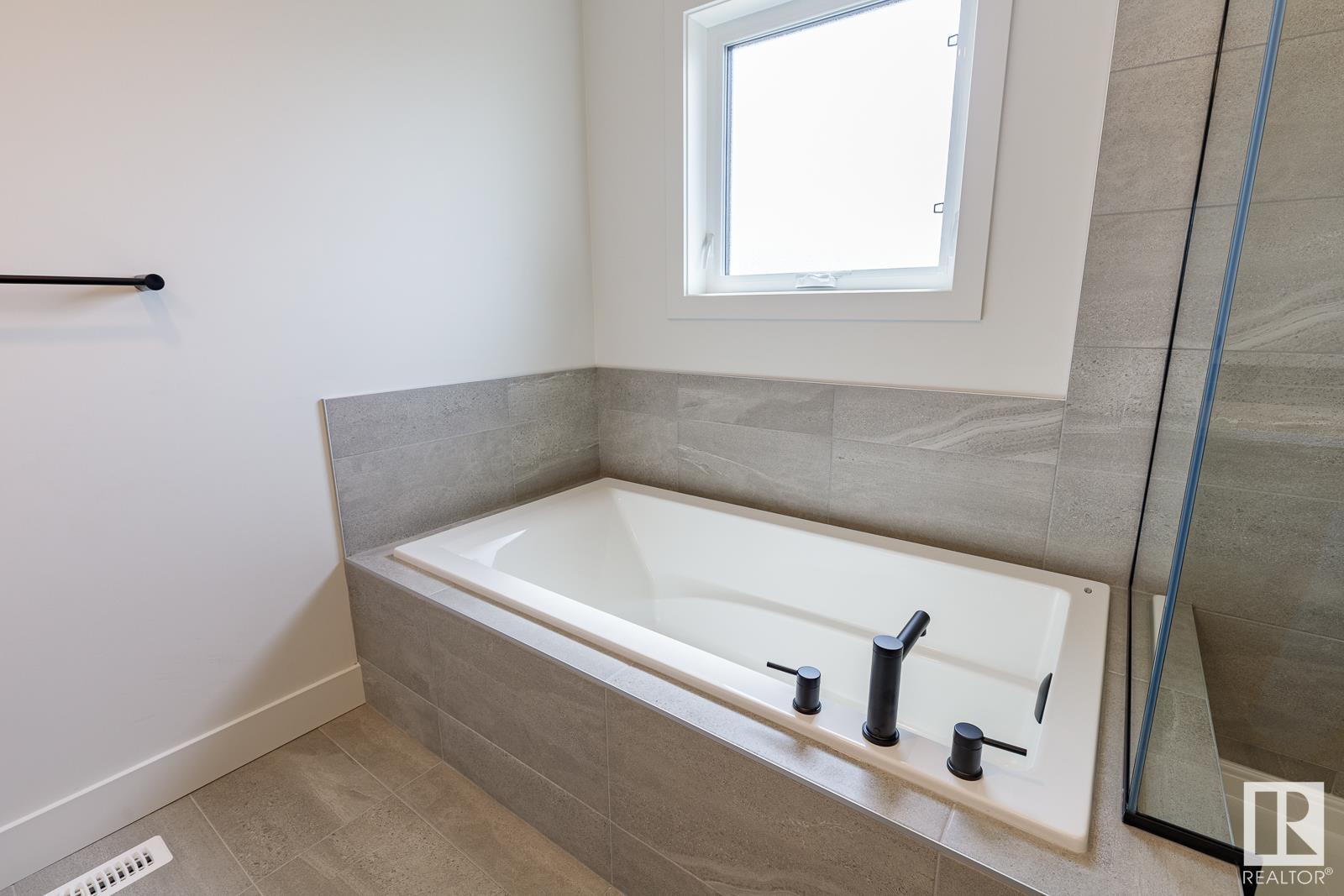 Photo 13 of 15679 18 Av Sw, Edmonton AB