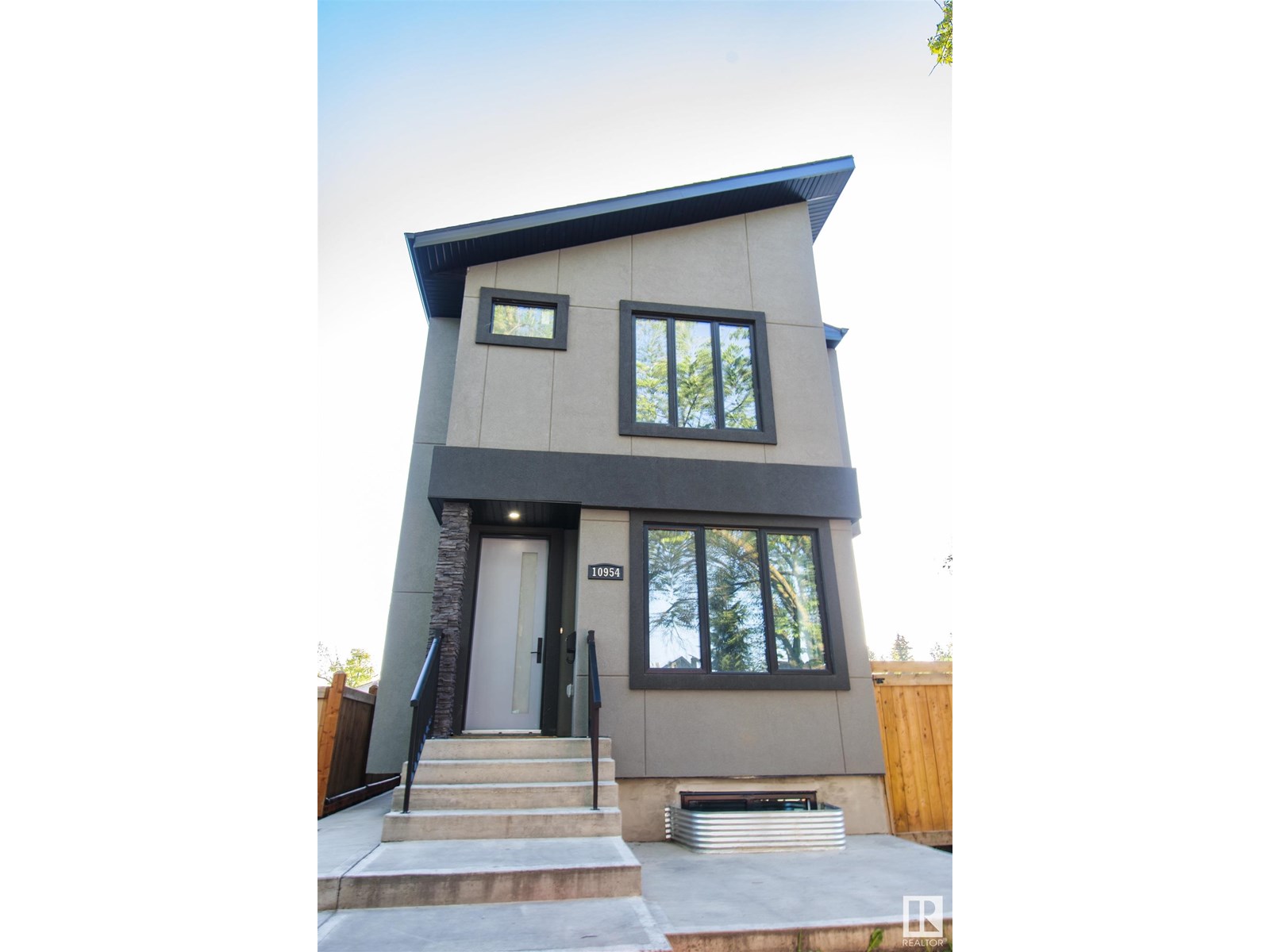 Photo 1 of 10954 135 St Nw, Edmonton AB