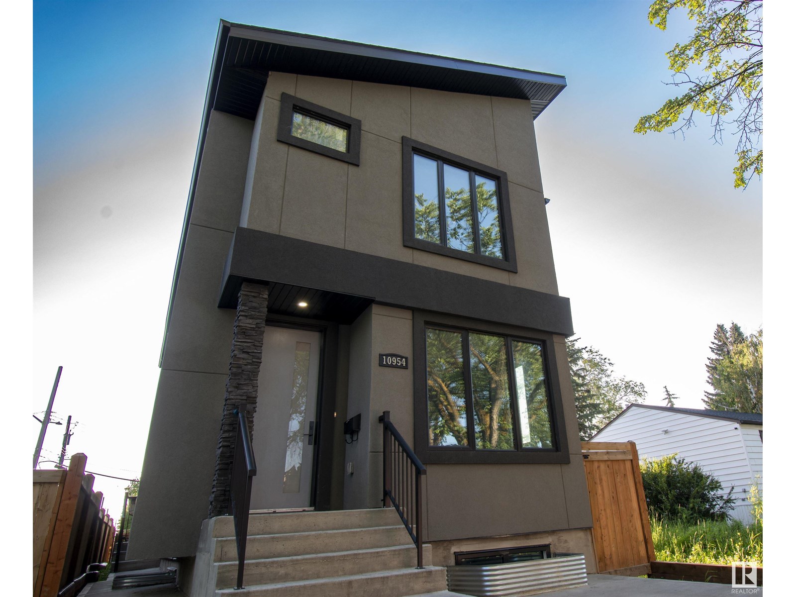 Photo 2 of 10954 135 St Nw, Edmonton AB