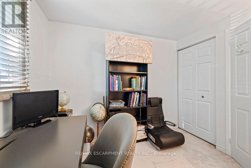 Photo 14 of 8 Gerrick Court, Hamilton ON