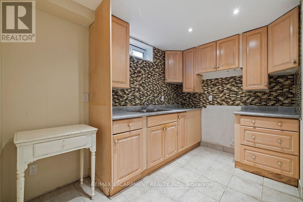 Photo 38 of 8 Gerrick Court, Hamilton ON