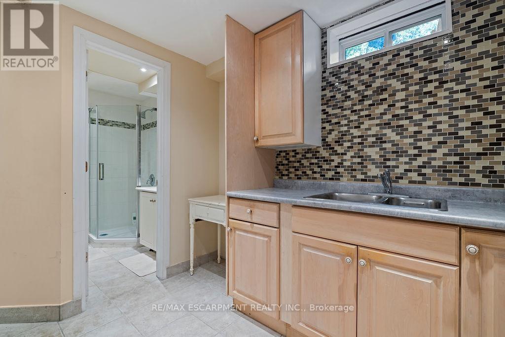 Photo 24 of 8 Gerrick Court, Hamilton ON
