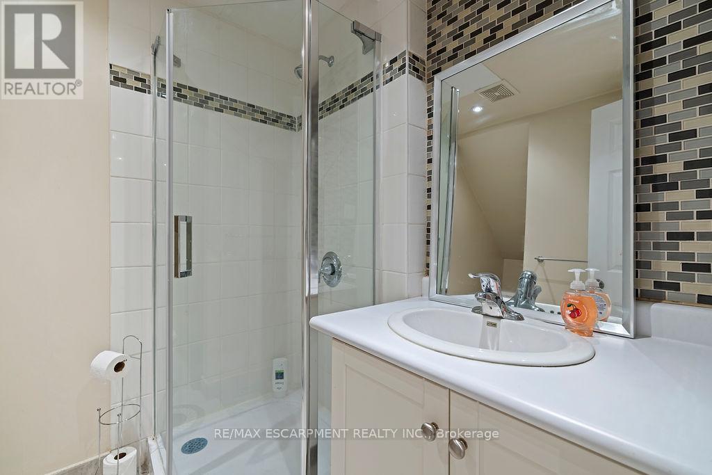 Photo 28 of 8 Gerrick Court, Hamilton ON