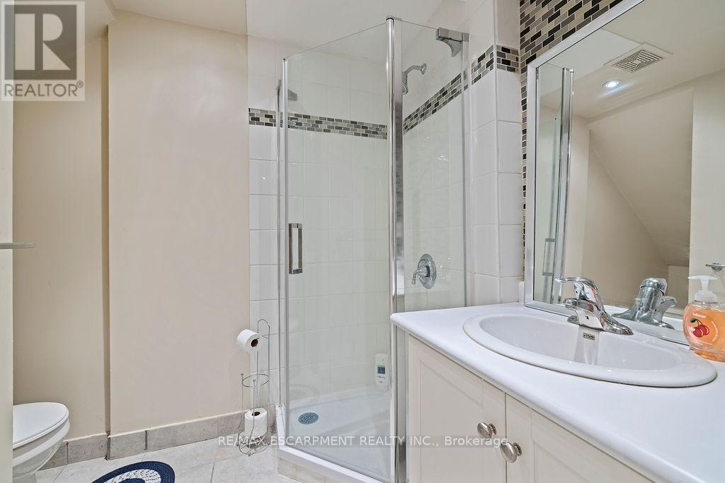 Photo 39 of 8 Gerrick Court, Hamilton ON