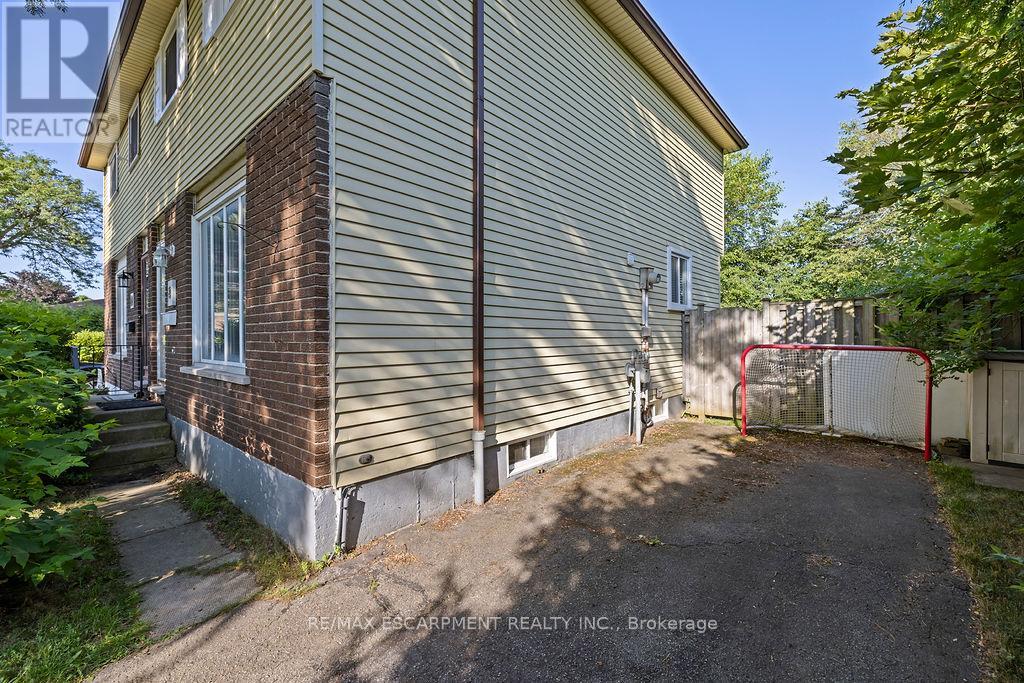 Photo 4 of 8 Gerrick Court, Hamilton ON