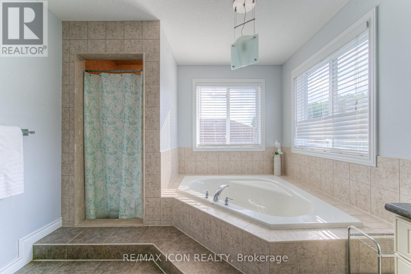 Photo 23 of 139 Pebblecreek Drive, Kitchener ON