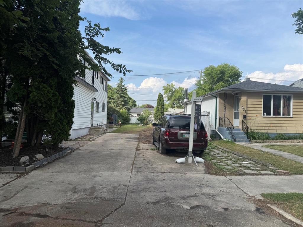 Photo 2 of 327 Semple Avenue, Winnipeg MB
