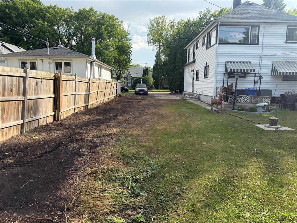 Photo 3 of 327 Semple Avenue, Winnipeg MB
