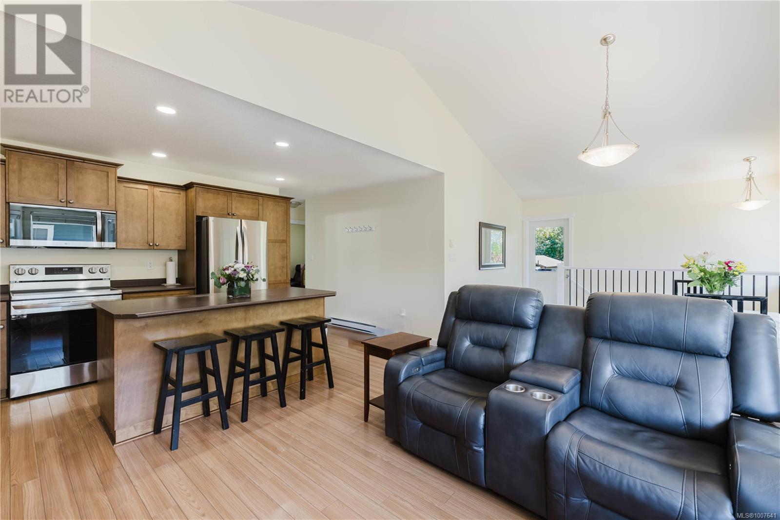 Photo 8 of 6181 Drombeg Pl, Duncan BC