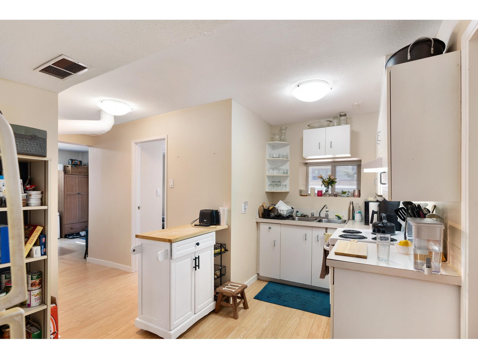 Photo 4 of 18340 63 A Avenue, Surrey BC