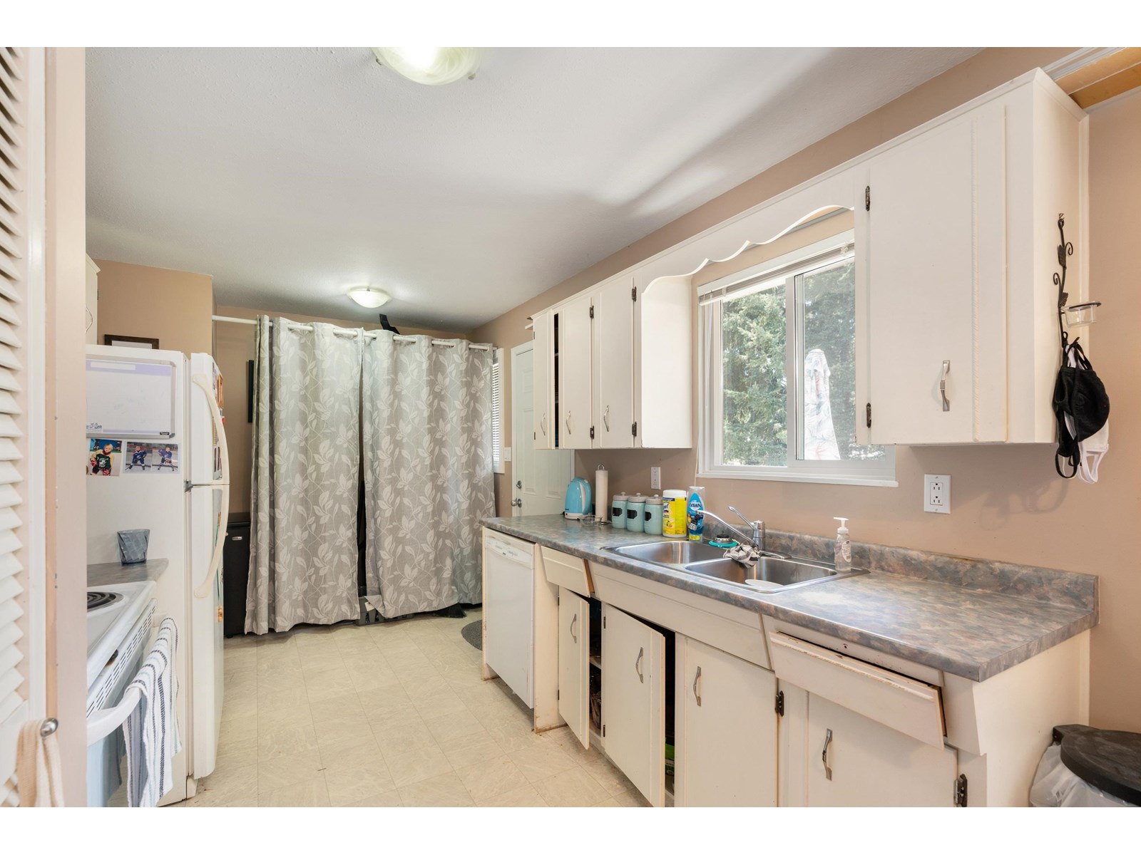 Photo 6 of 18340 63 A Avenue, Surrey BC