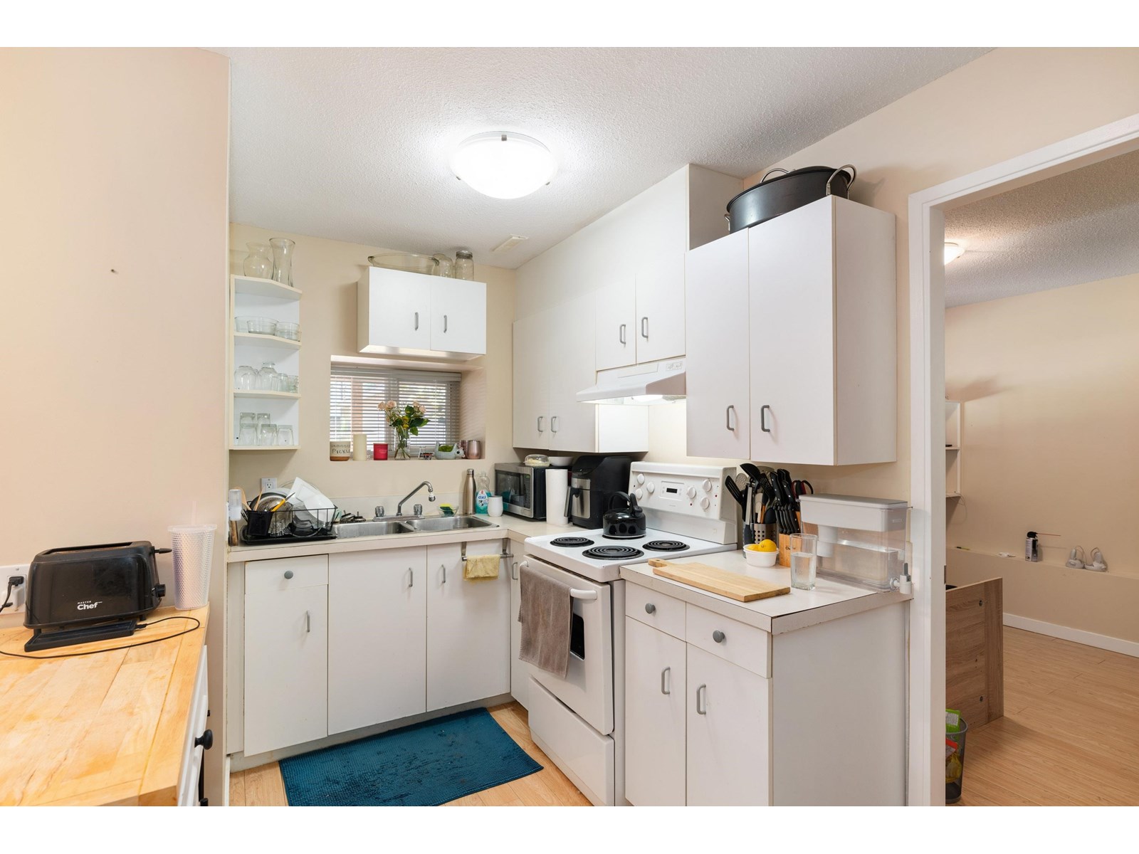 Photo 3 of 18340 63 A Avenue, Surrey BC