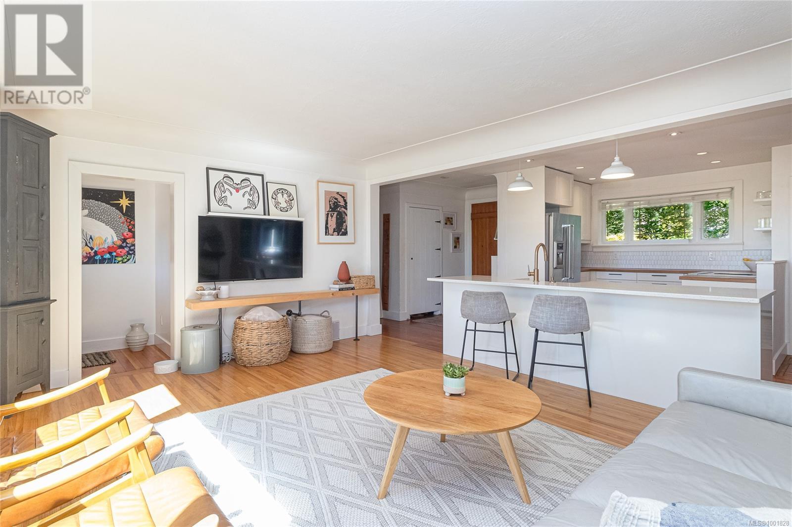  5168 Santa Clara Avenue, Saanich