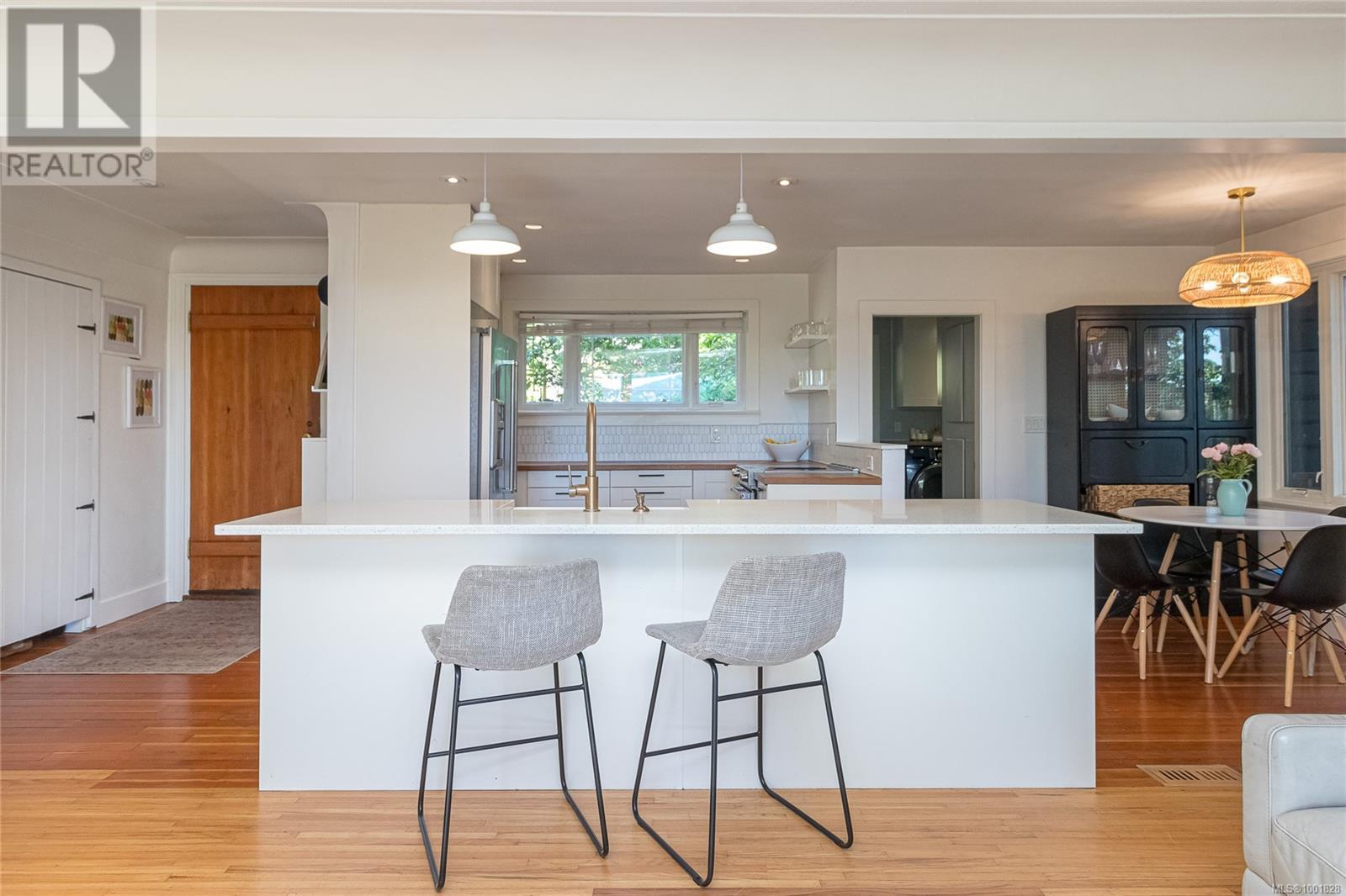  5168 Santa Clara Avenue, Saanich