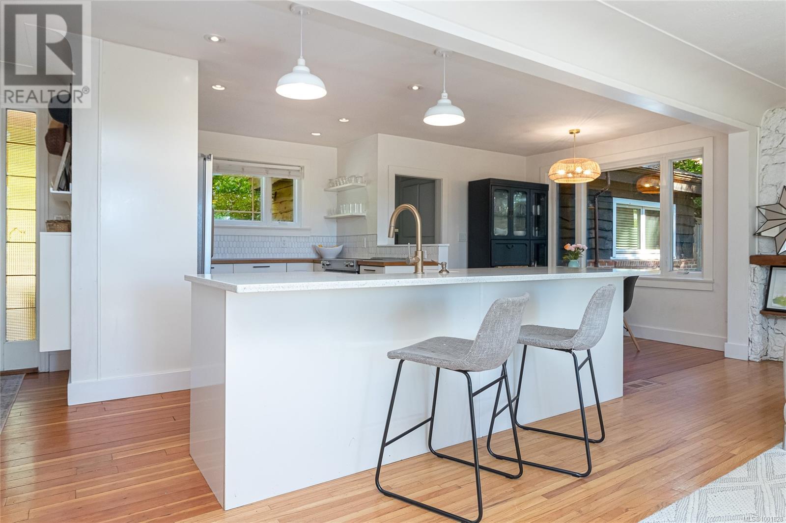  5168 Santa Clara Avenue, Saanich