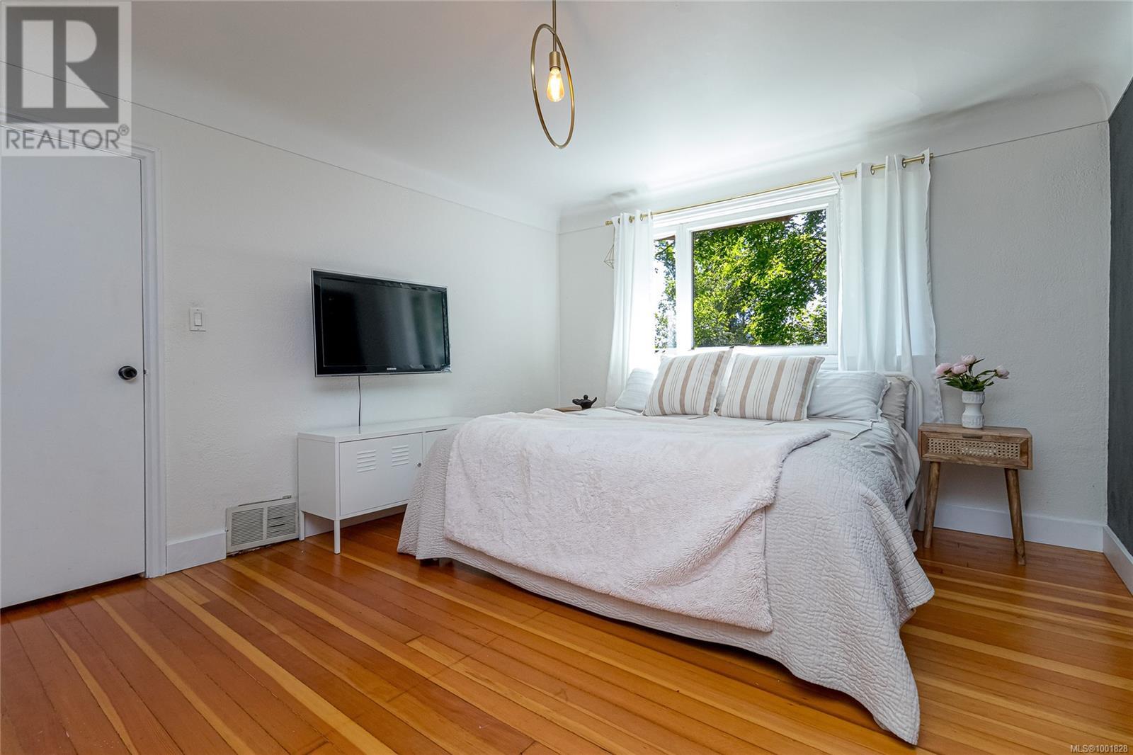  5168 Santa Clara Avenue, Saanich