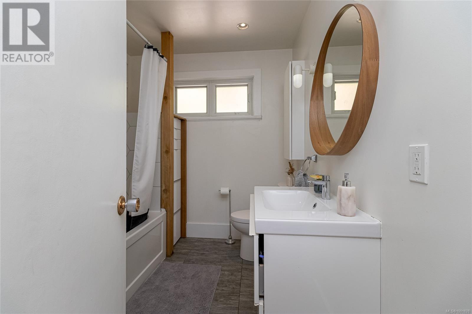  5168 Santa Clara Avenue, Saanich