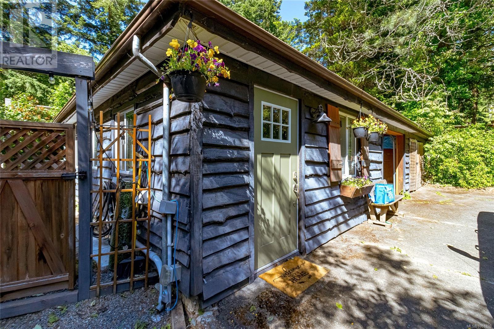  5168 Santa Clara Avenue, Saanich