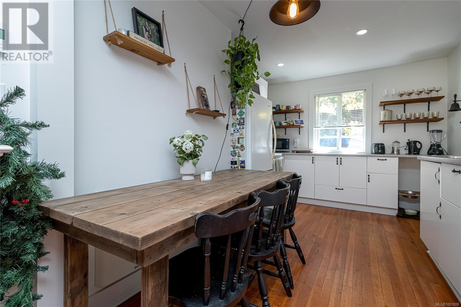  5168 Santa Clara Avenue, Saanich