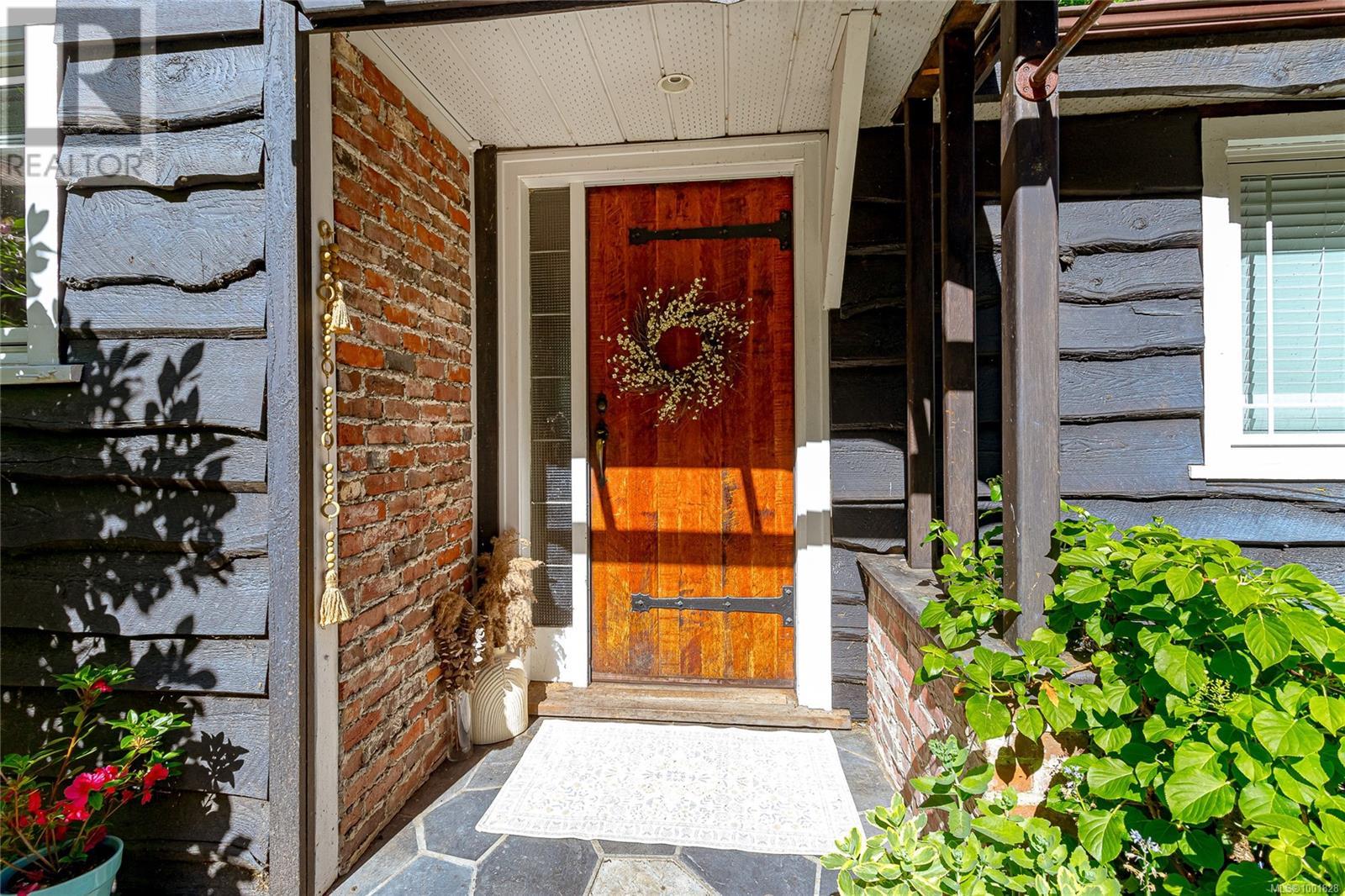  5168 Santa Clara Avenue, Saanich