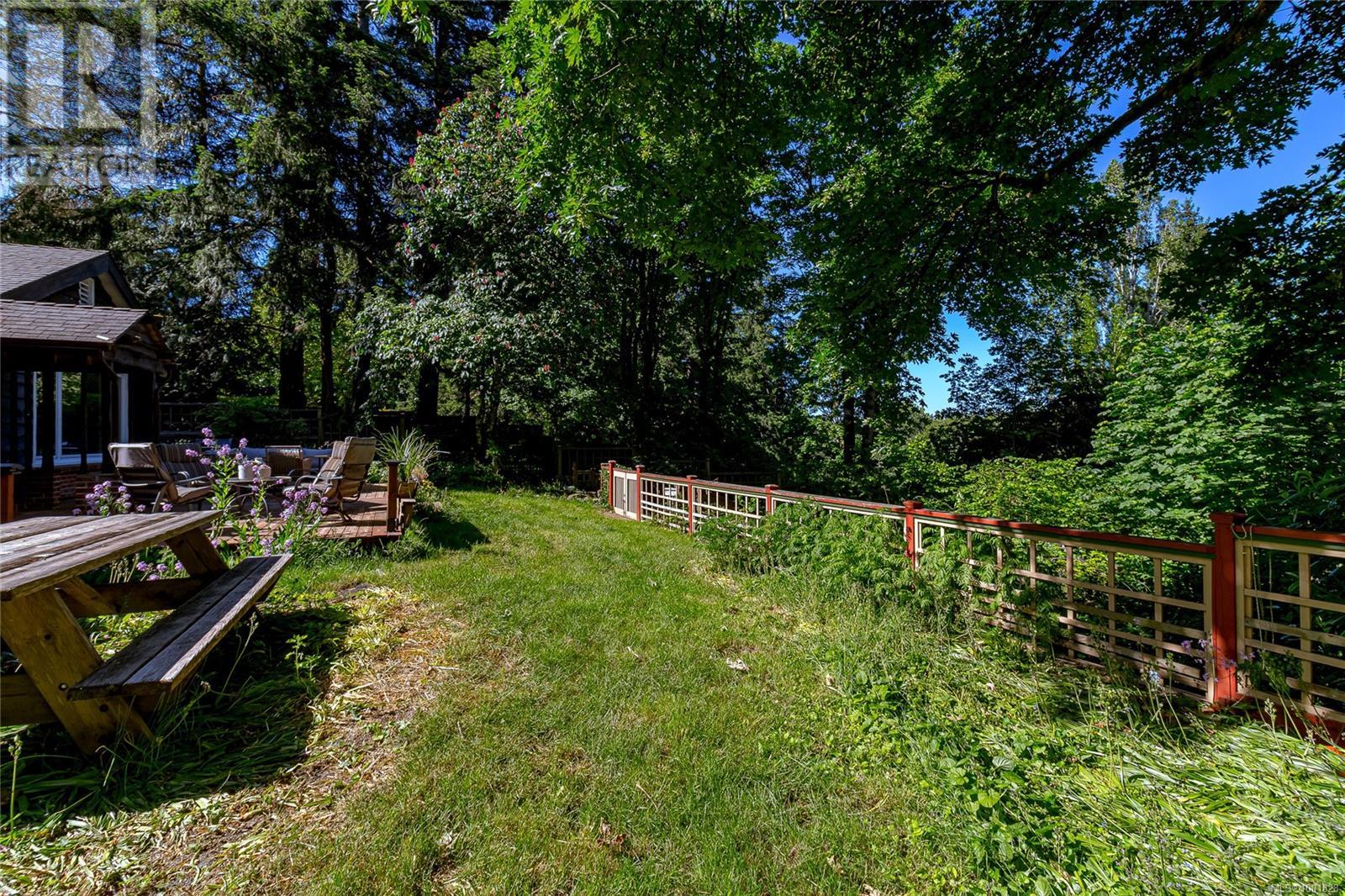  5168 Santa Clara Avenue, Saanich