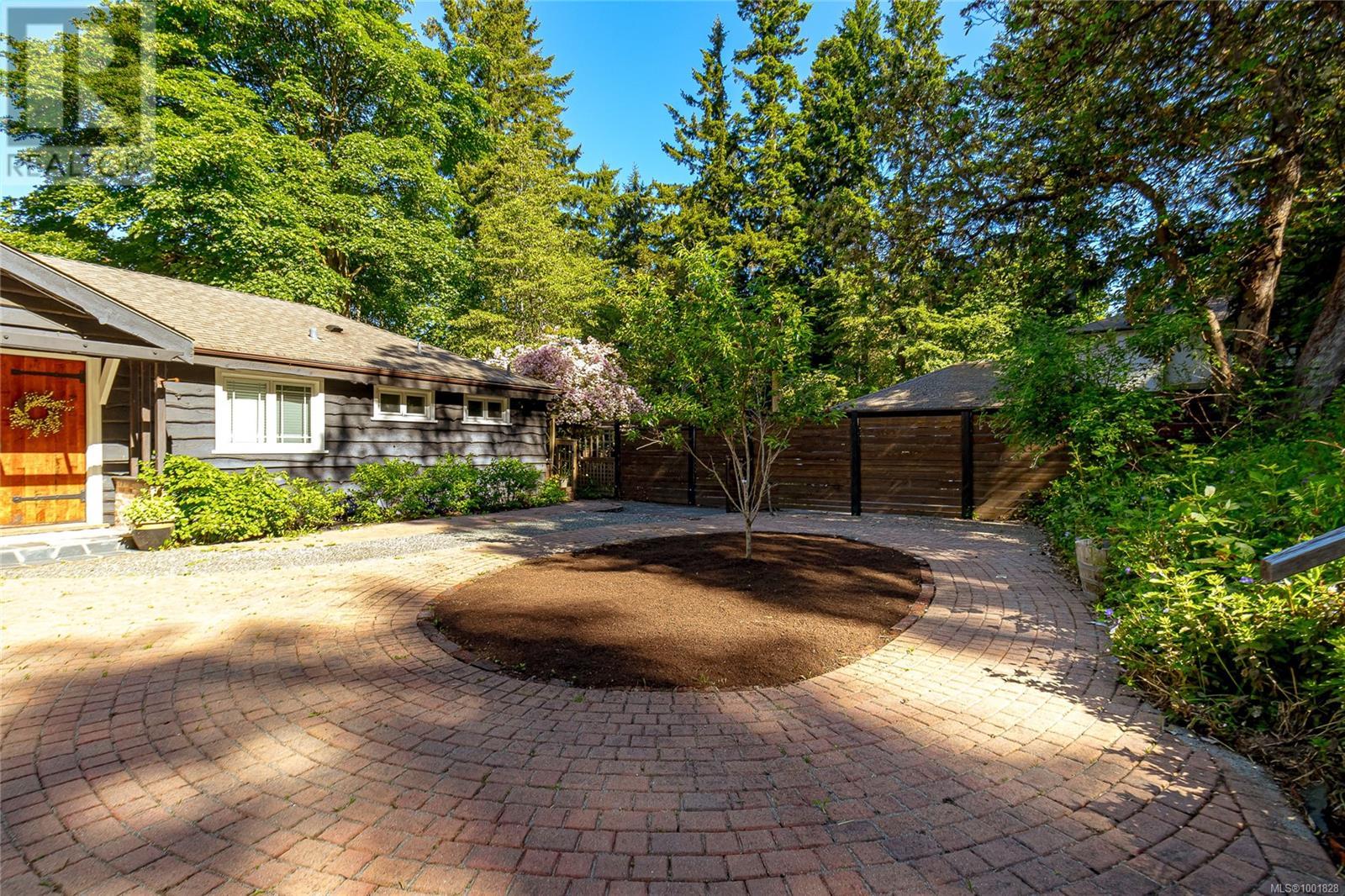  5168 Santa Clara Avenue, Saanich