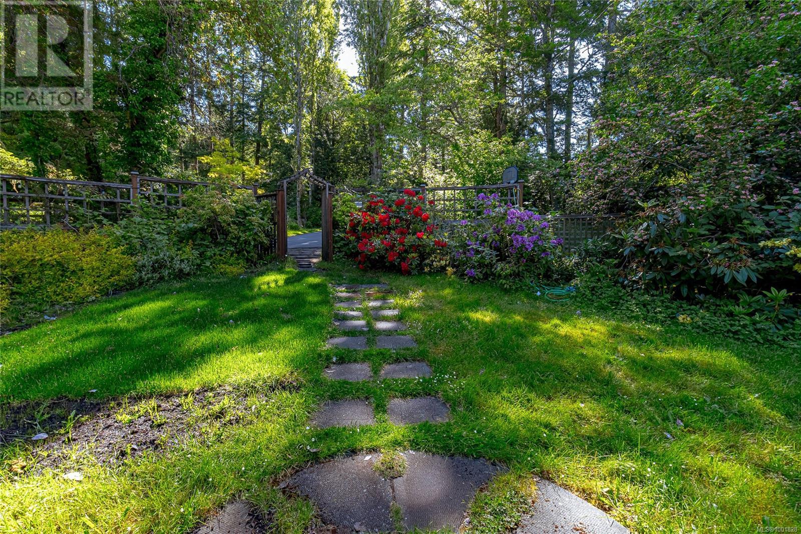 5168 Santa Clara Avenue, Saanich