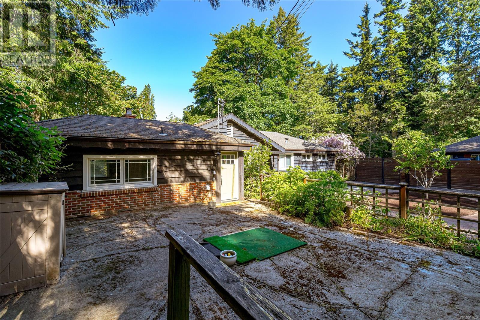  5168 Santa Clara Avenue, Saanich