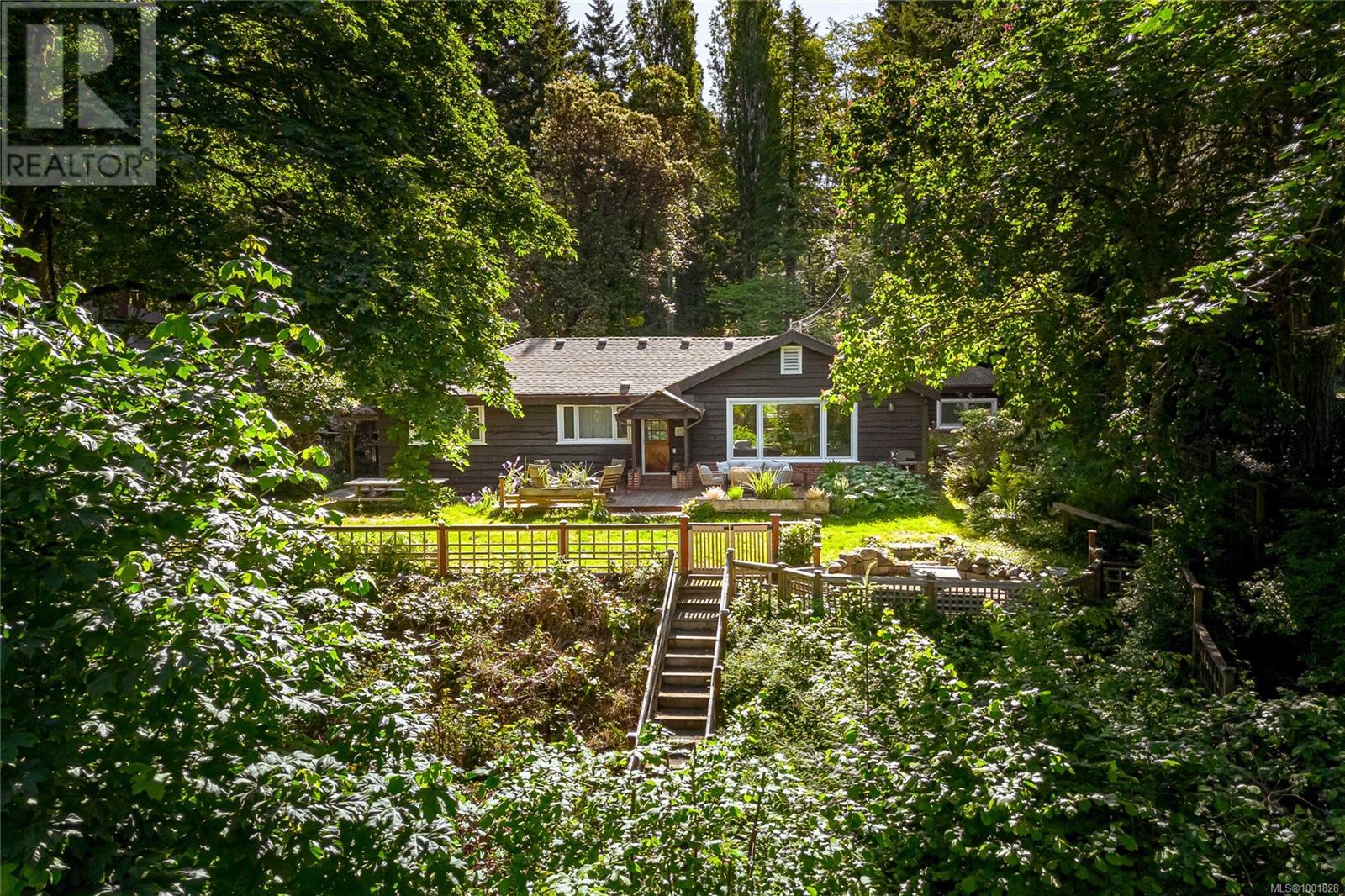  5168 Santa Clara Avenue, Saanich