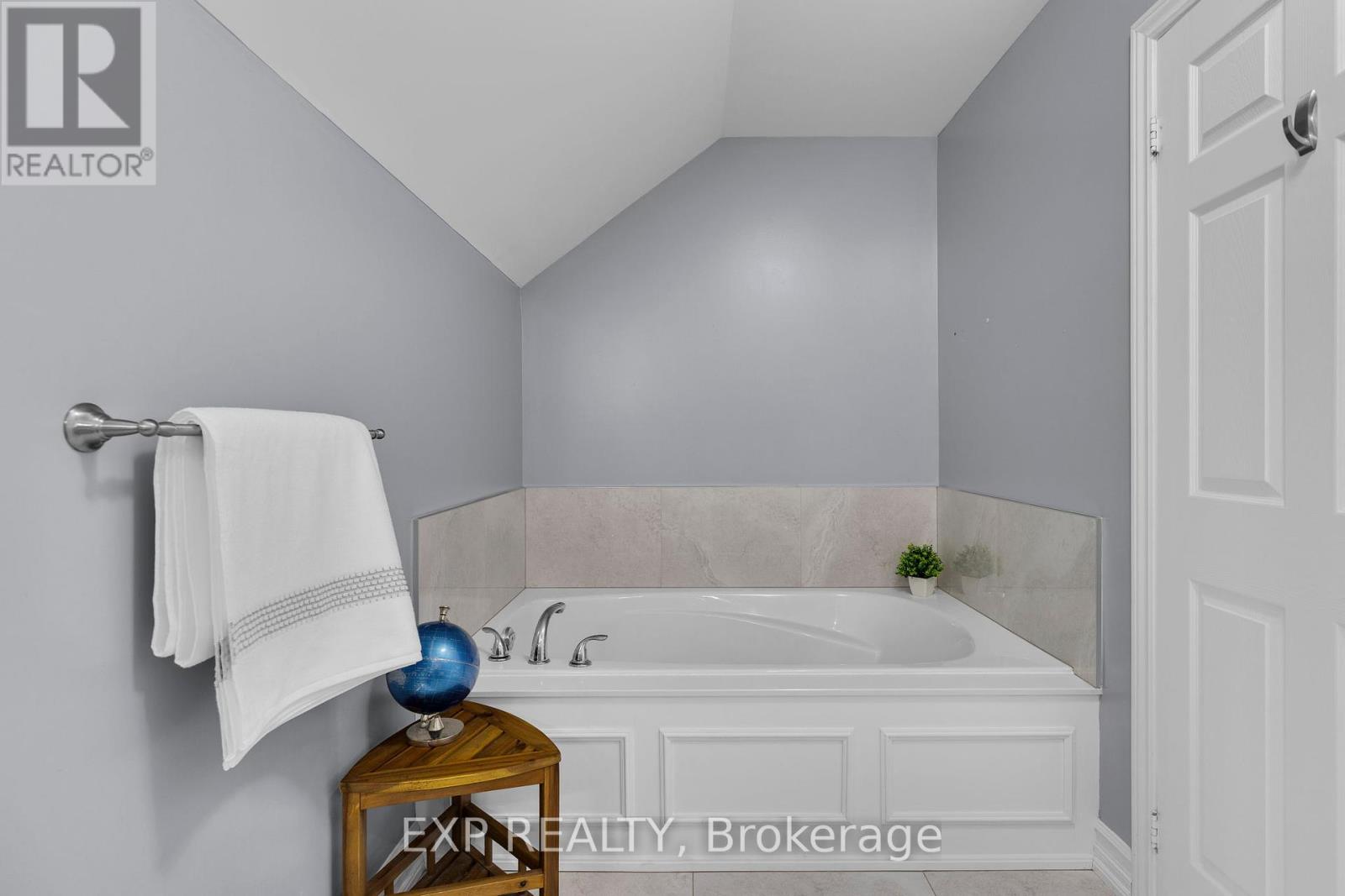 Photo 26 of 105 White Sands Way, Wasaga Beach ON