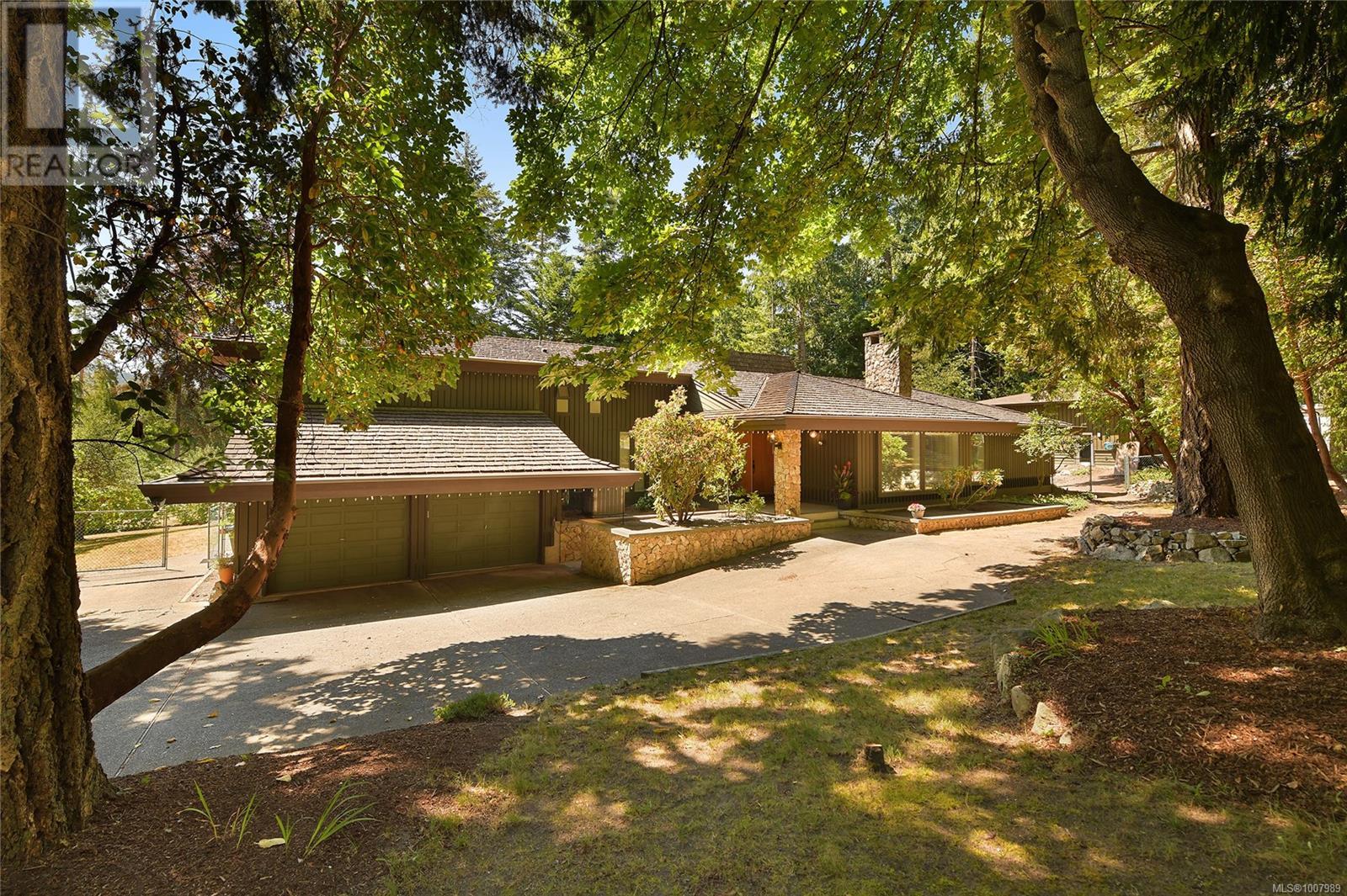 821 Dalkeith Ave, North Saanich