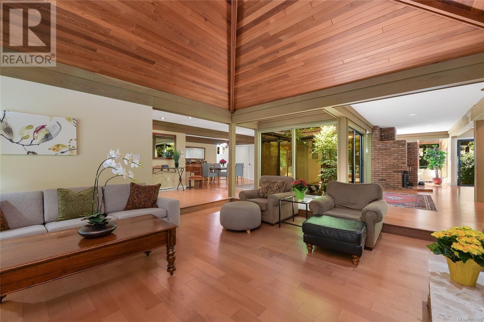 821 Dalkeith Ave, North Saanich