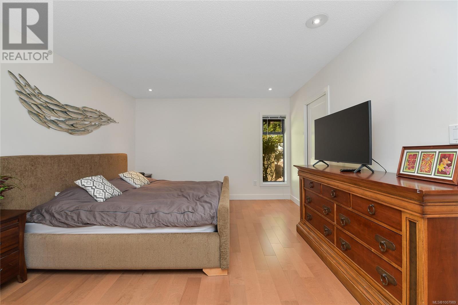 821 Dalkeith Ave, North Saanich