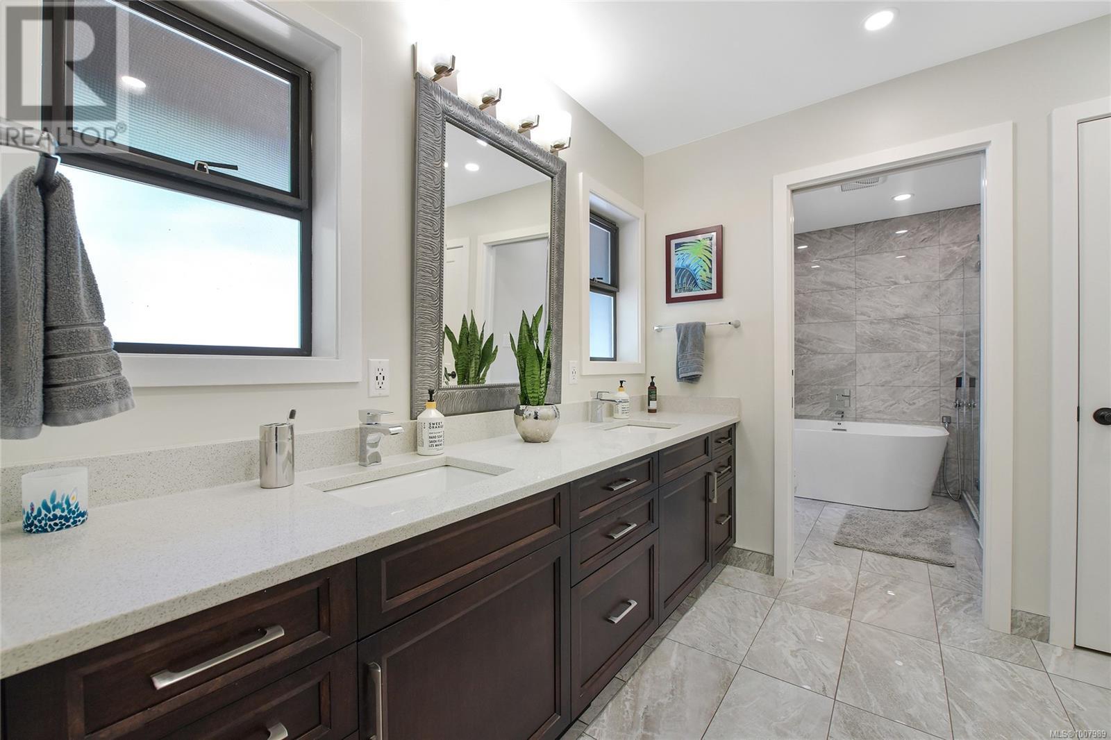 821 Dalkeith Ave, North Saanich