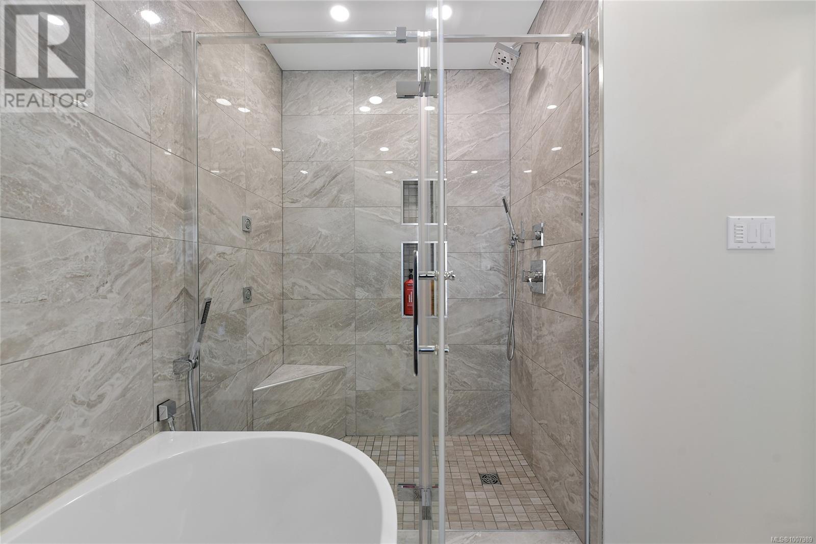 821 Dalkeith Ave, North Saanich