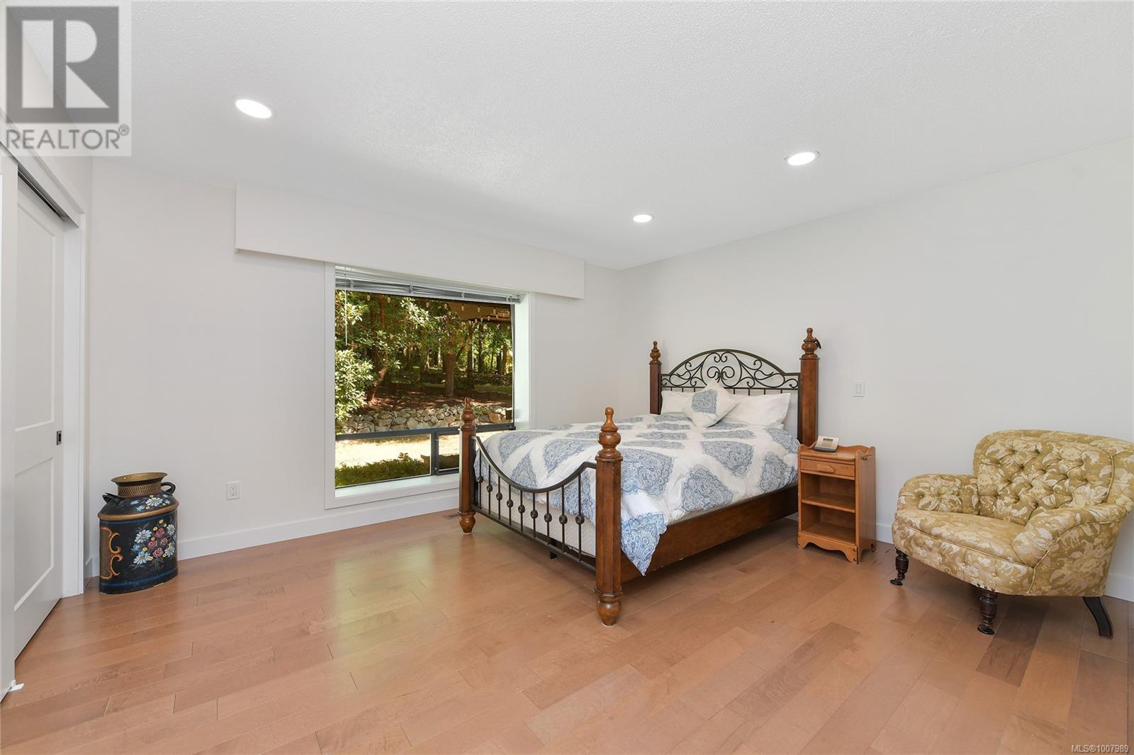 821 Dalkeith Ave, North Saanich