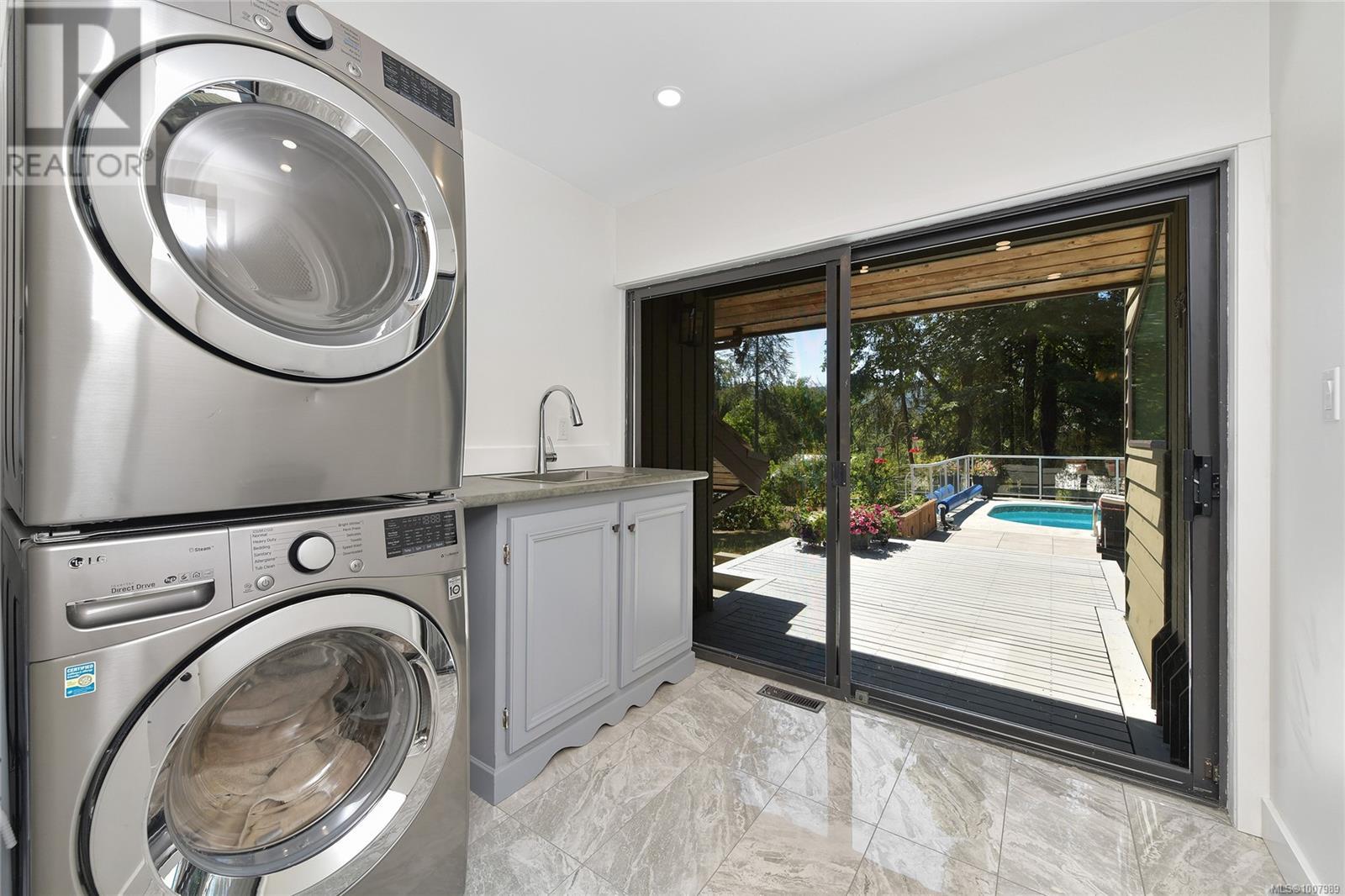 821 Dalkeith Ave, North Saanich