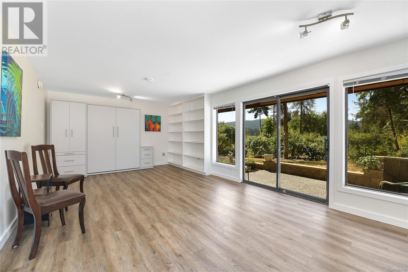 821 Dalkeith Ave, North Saanich