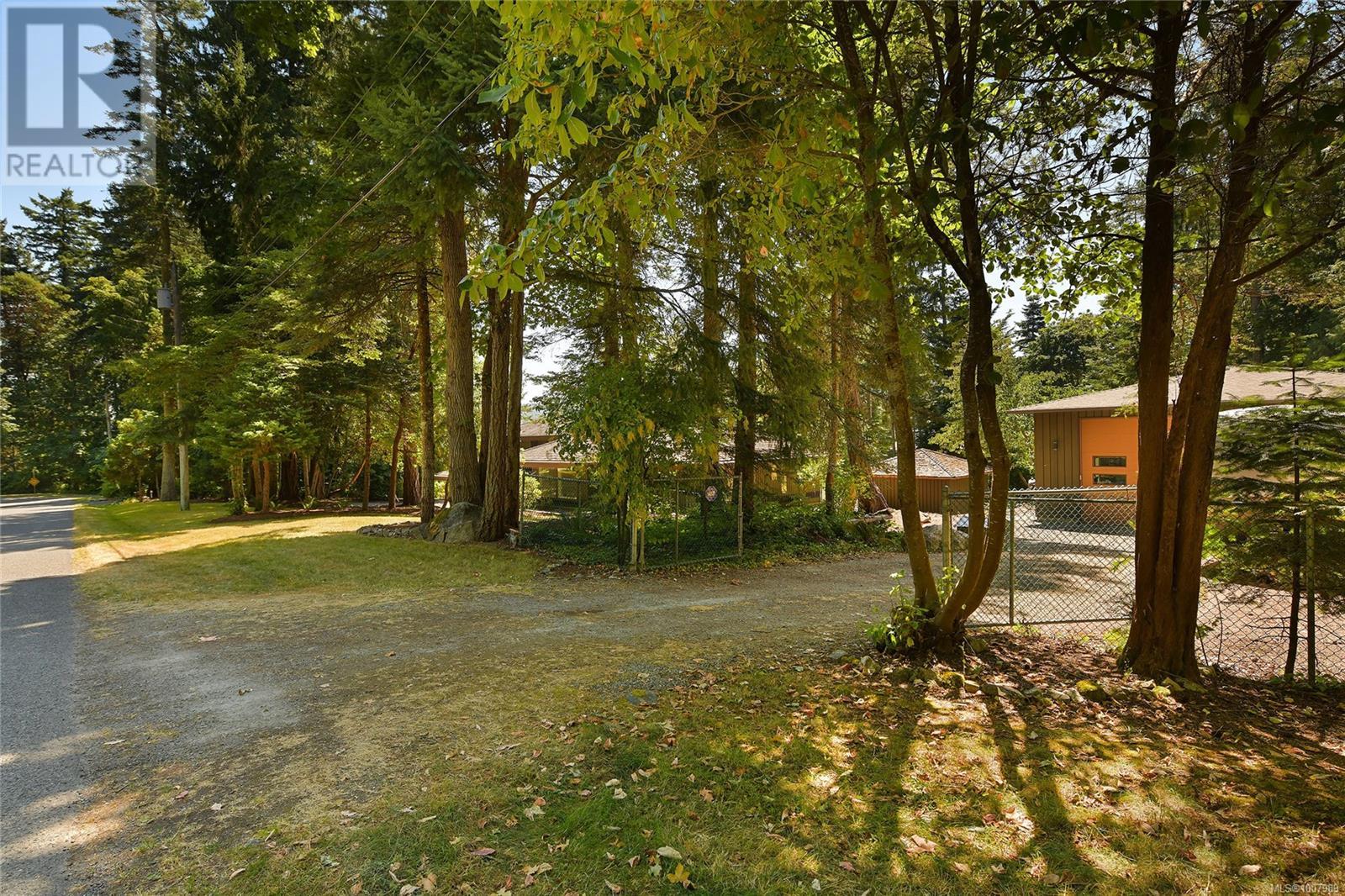 821 Dalkeith Ave, North Saanich