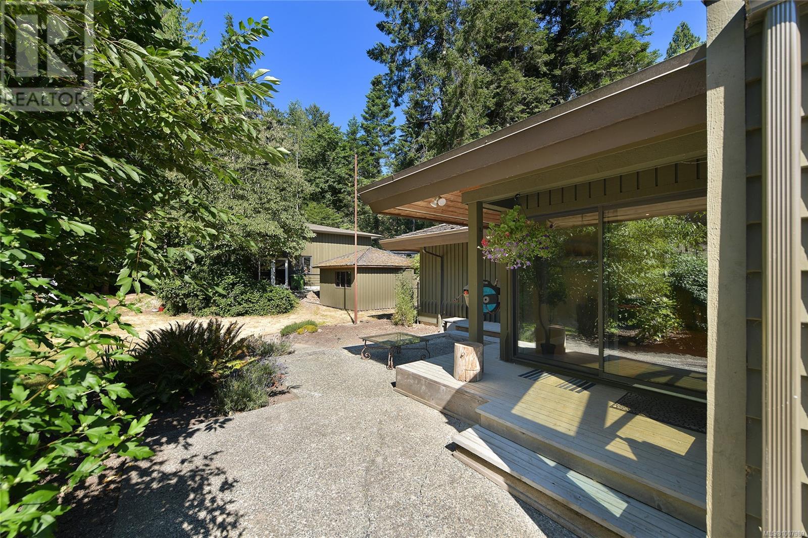 821 Dalkeith Ave, North Saanich
